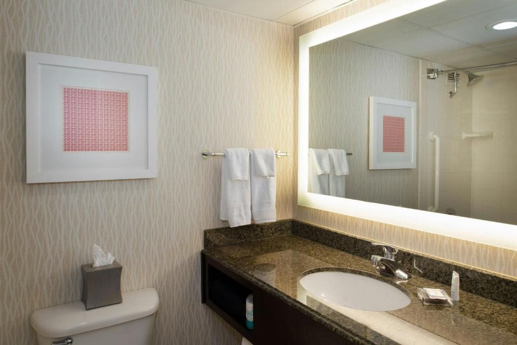 High Floor, Guest room, 1 King, West Tower room - Image 1