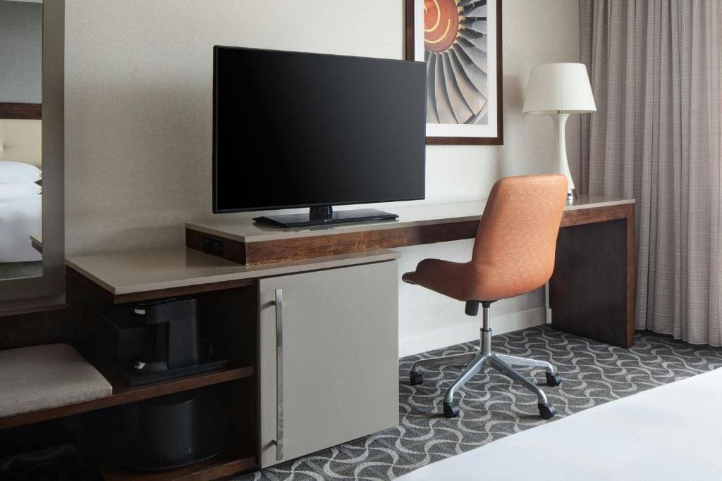 High Floor, Guest room, 1 King, West Tower room - Image 2
