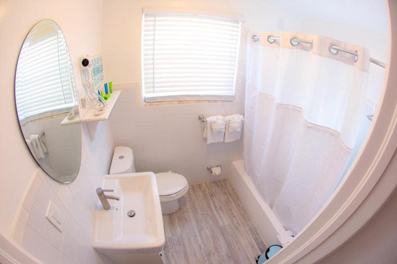 1 Bdrm Suite 1 King room - Image 3