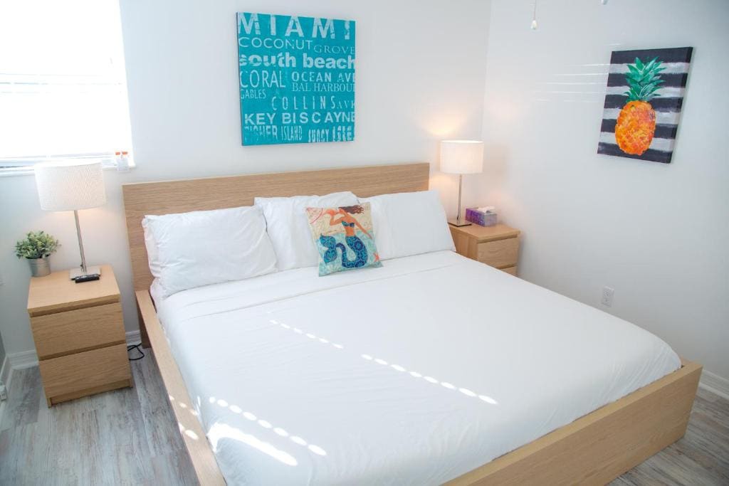 Grand One Bedroom Pool Side Suite King Bed room - Image 2