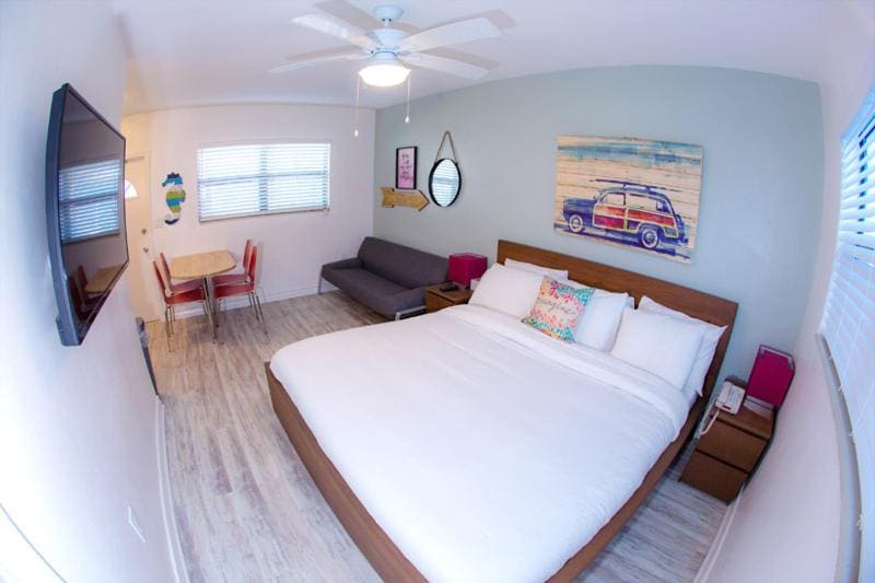 Pool Side Suite Queen room - Image 3