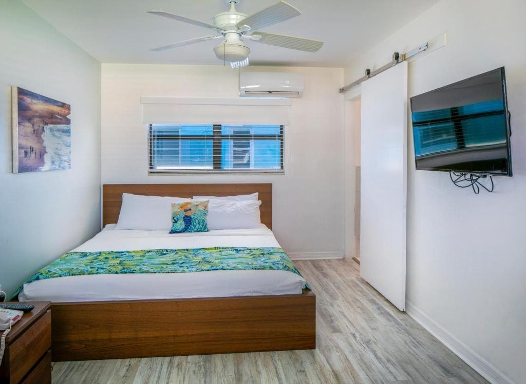 Pool Side Suite Queen room - Image 2