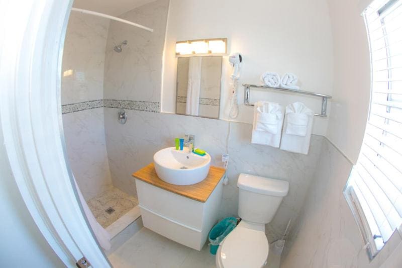 Pool Side Suite Queen room - Image 1