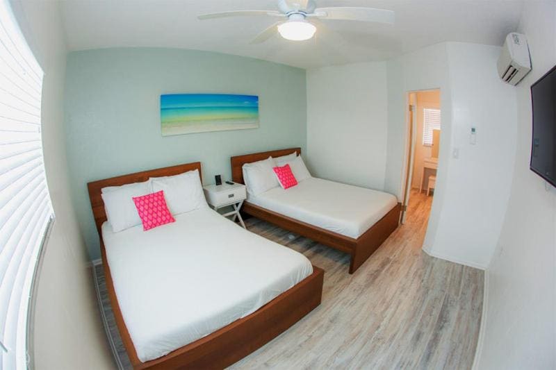 Queen Suite with Pool View room - Image 1