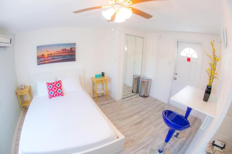 Standard Suite Queen Bed room - Image 3