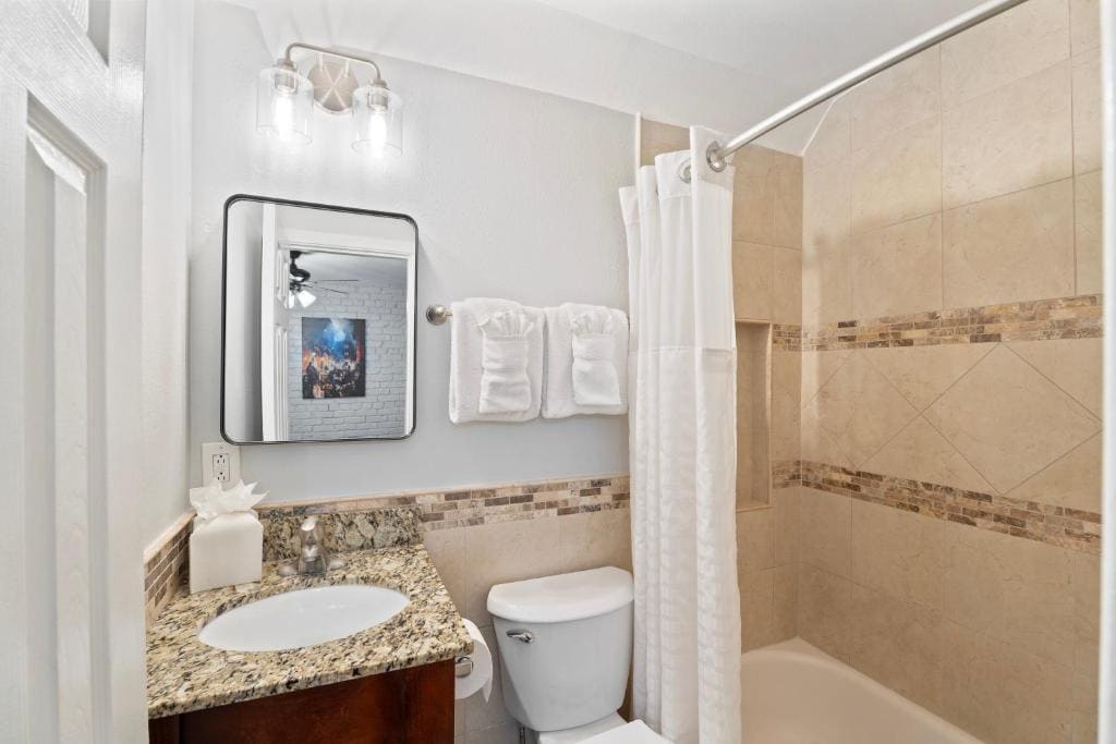 Classic Two Queen Room room - Image 1