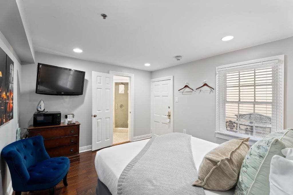 Standard Room with One Queen Bed room - Image 3
