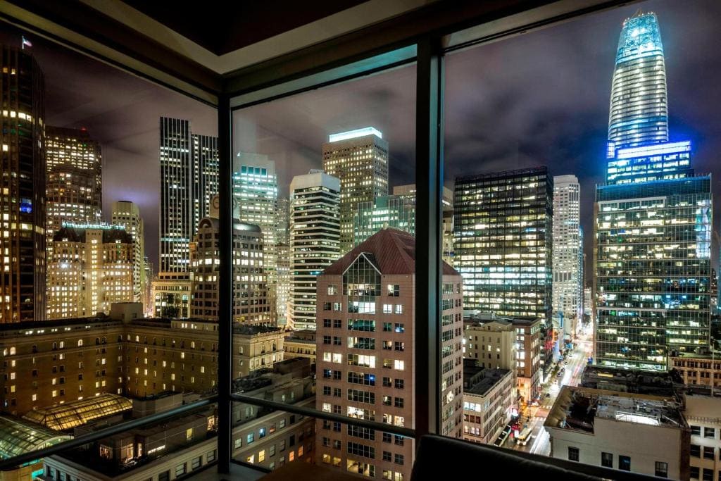Astor Suite, 1 Bedroom Suite, 1 King, Corner room room - Image 2
