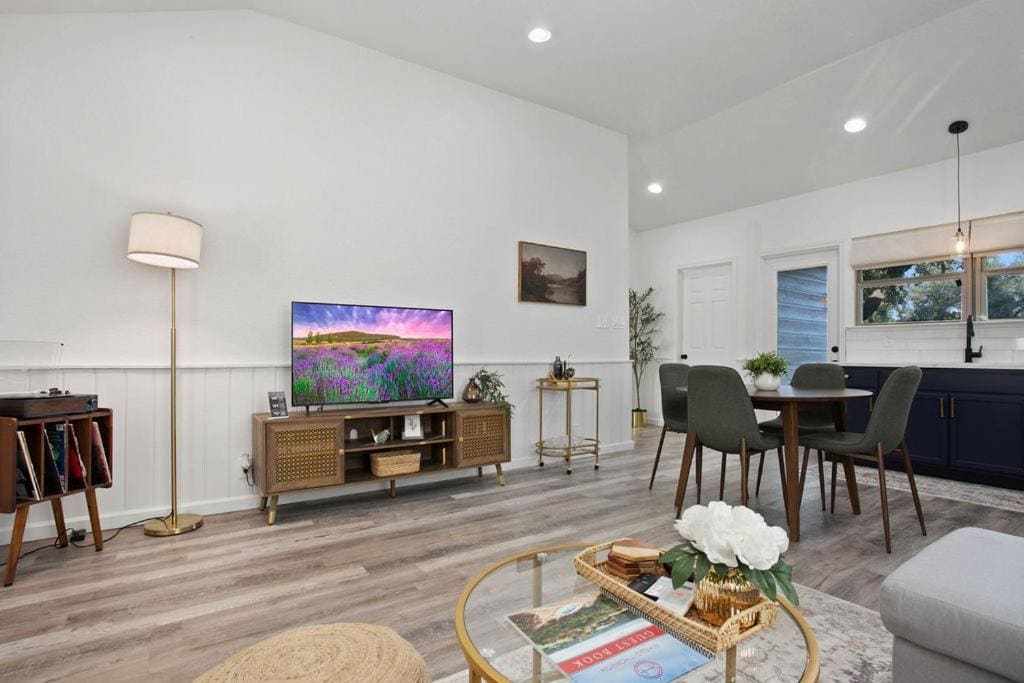 One-Bedroom House room - Image 2