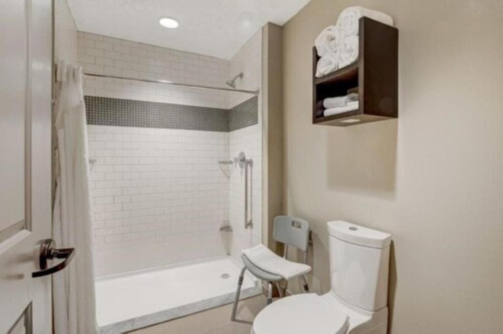 King Studio-Disability Access/Roll in Shower/Non-Smoking room - Image 3