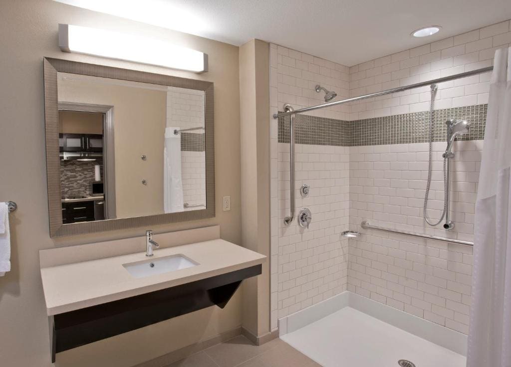 King Studio-Disability Access/Roll in Shower/Non-Smoking room - Image 1