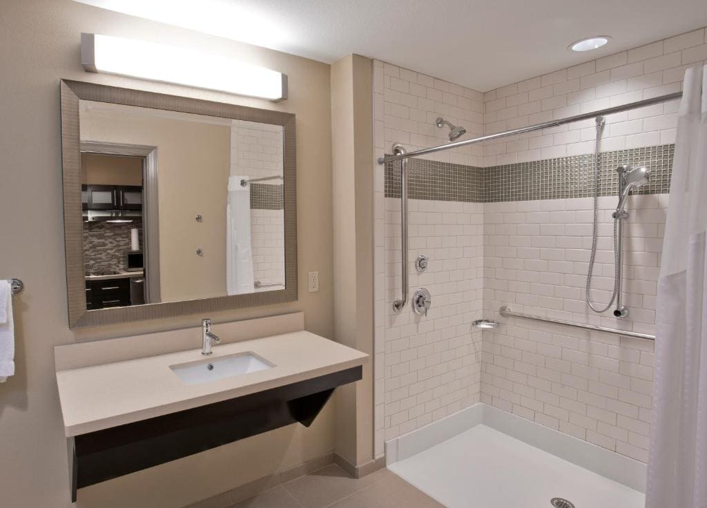 King Studio-Disability Access/Roll in Shower/Non-Smoking room - Image 2