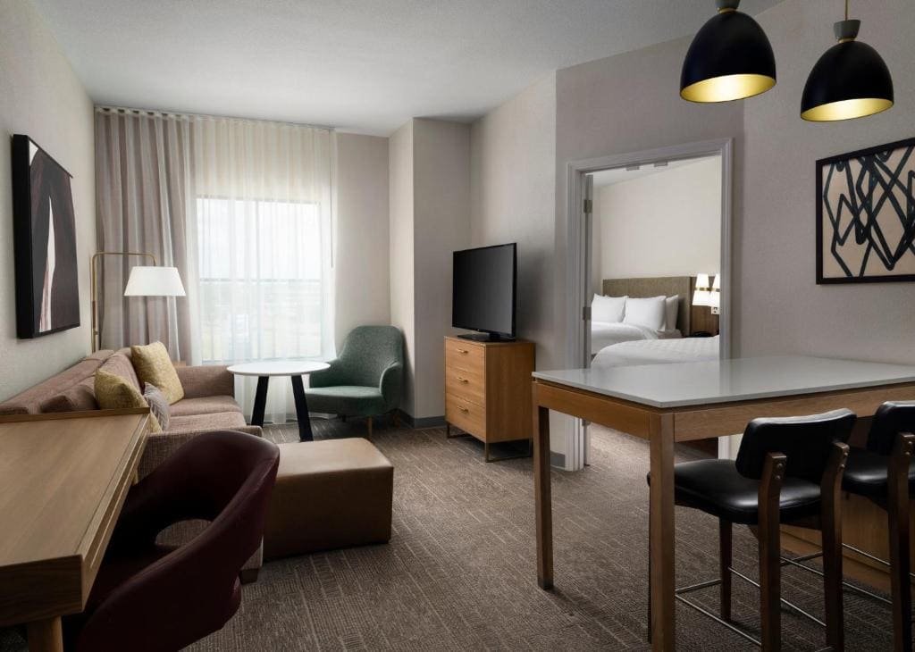 One-Bedroom Queen Suite room - Image 2