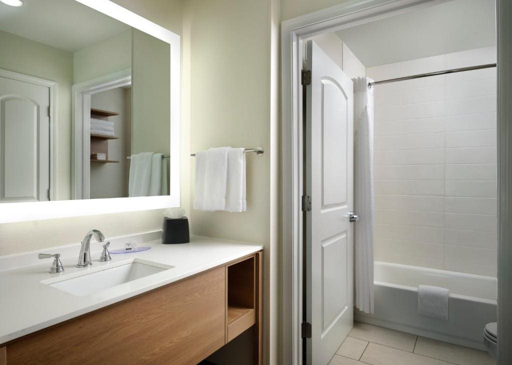 Queen Studio Suite - Communication Accessible room - Image 3
