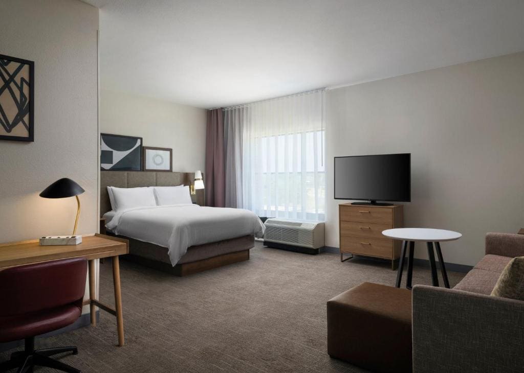 Queen Studio Suite - Communication Accessible room - Image 2