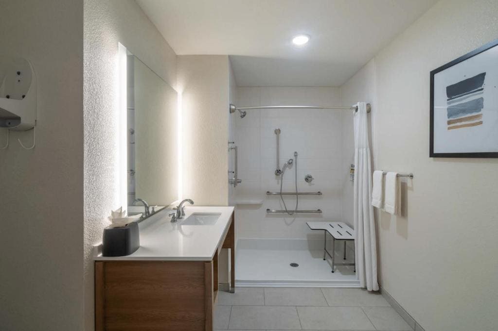 Queen Studio Suite with Hearing Accessible Roll in Shower - Non-Smoking room - Image 2