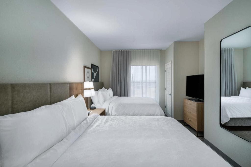 Queen Suite - Hearing Accessible room - Image 3