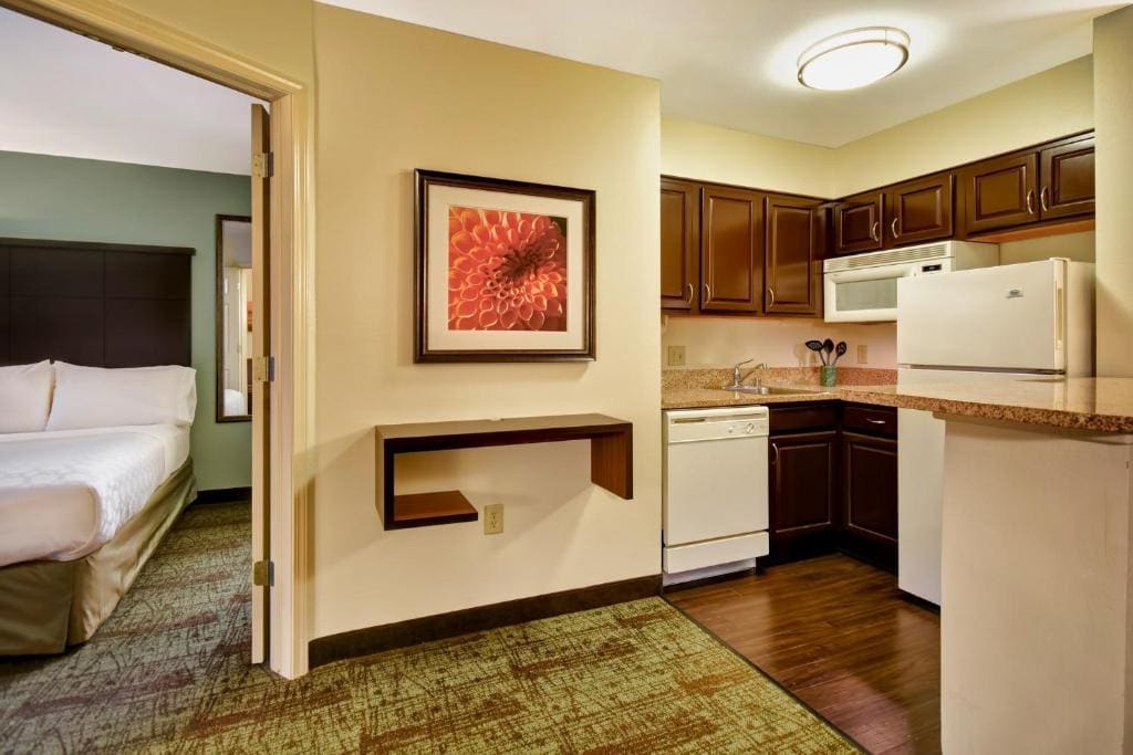 One-Bedroom King Suite room - Image 2