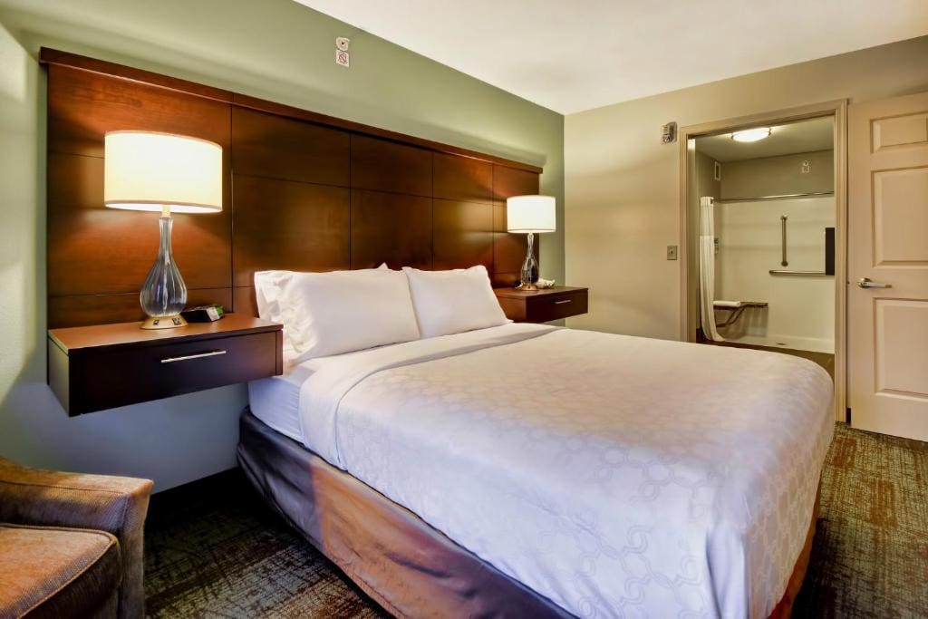 One-Bedroom Queen Suite - Mobility Accessible Roll-In Shower room - Image 1