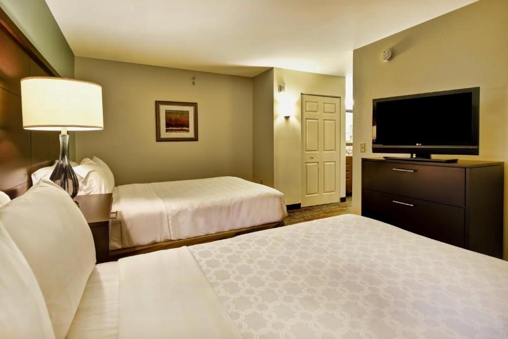 Two-Bedroom Queen Suite room - Image 2