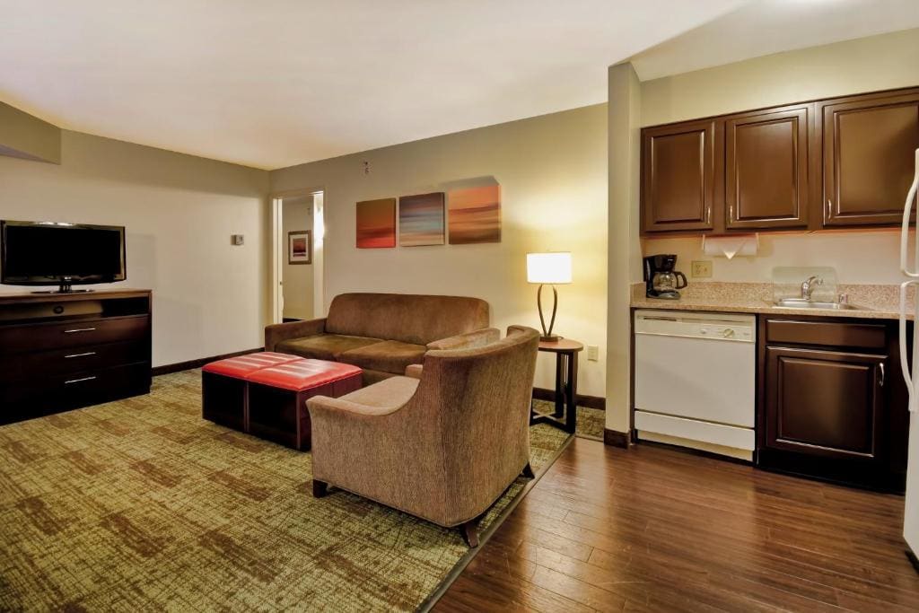 Two-Bedroom Queen Suite room - Image 3