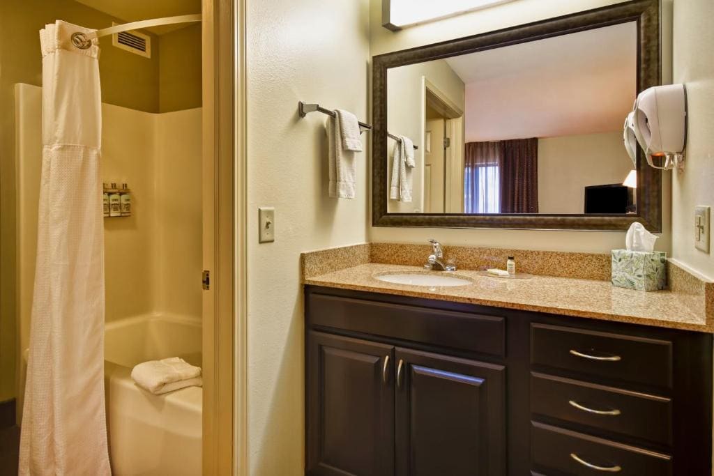 Two-Bedroom Suite - Disability Access room - Image 3