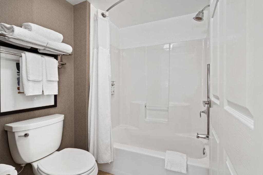One-Bedroom King Suite with Kitchen room - Image 2