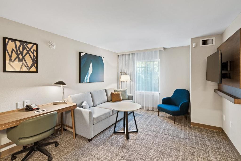 One-Bedroom King Suite with Kitchen room - Image 3