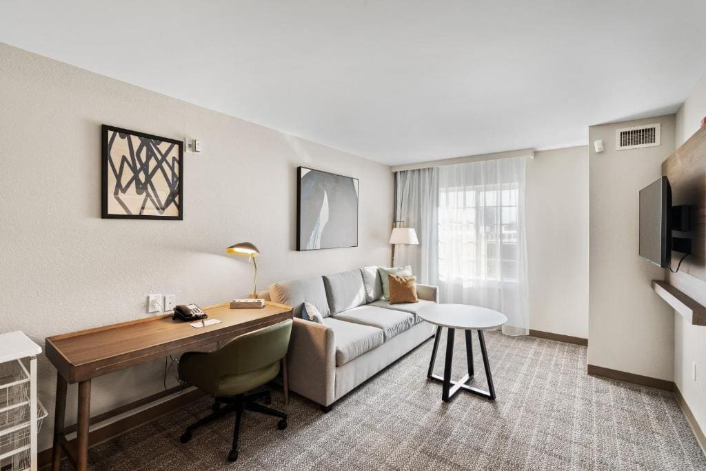 One-Bedroom Suite - Communications/Mobility Accessible with Tub room - Image 1