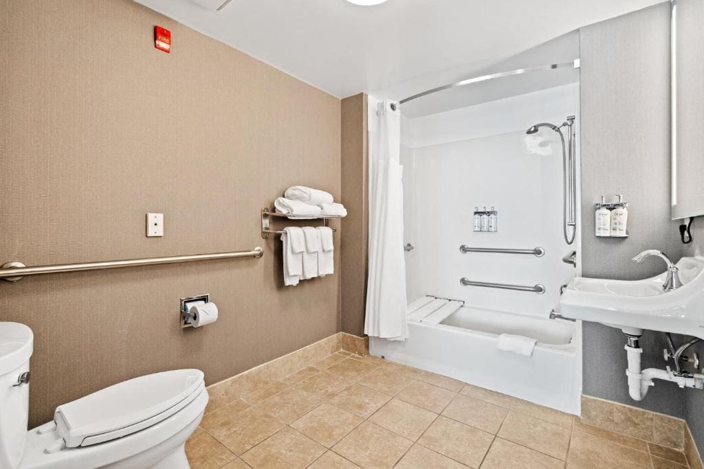 Queen Studio Suite - Mobility/Communications Accessible room - Image 2