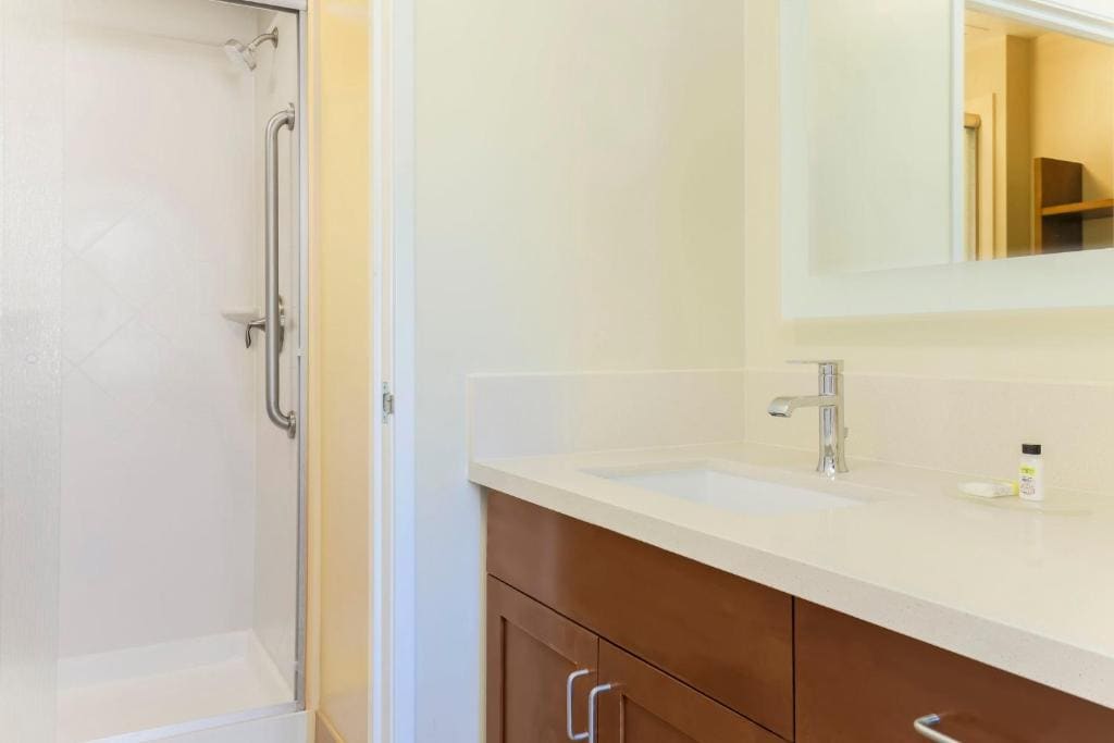 King Suite - Non-Smoking room - Image 1