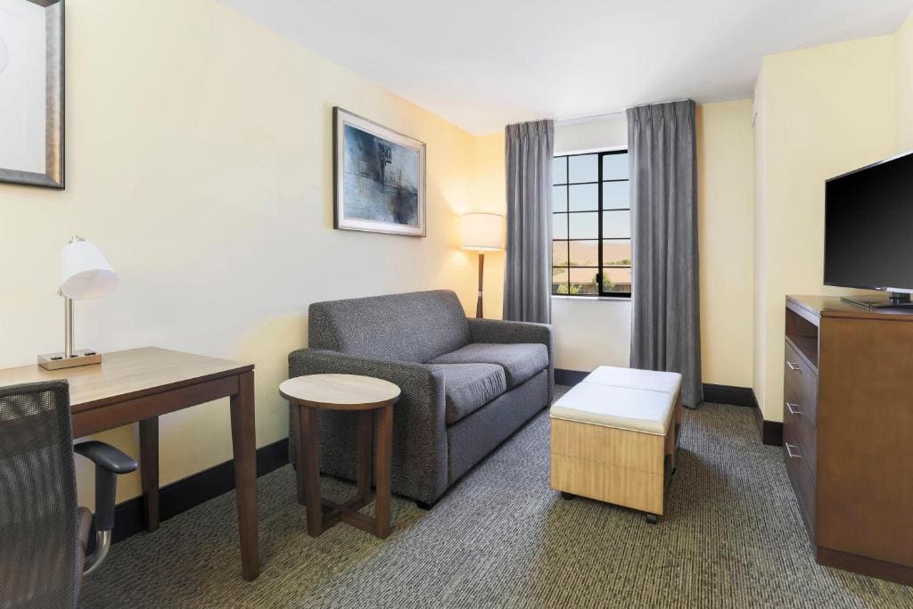 King Suite - Non-Smoking room - Image 2
