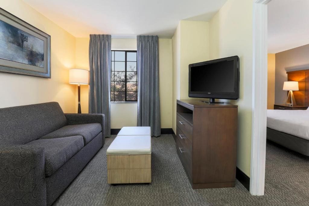 One-Bedroom Queen Suite with Sofa Bed - Disability Access room - Image 2