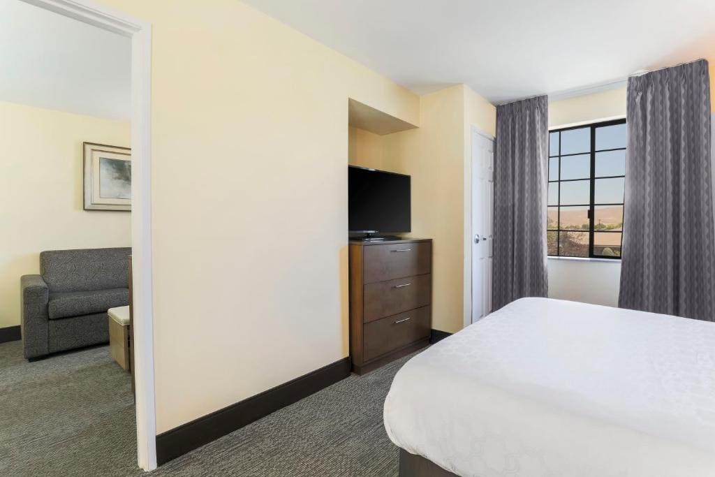 One-Bedroom Queen Suite with Sofa Bed - Disability Access room - Image 3