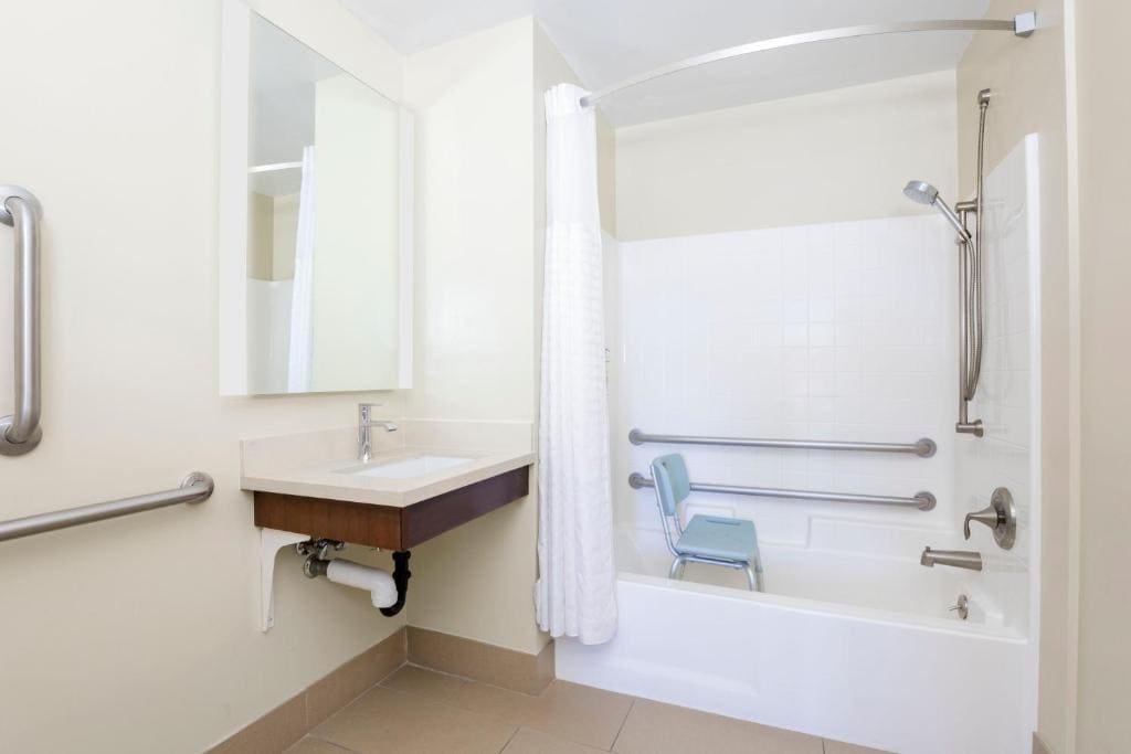 One-Bedroom Queen Suite with Sofa Bed - Disability Access room - Image 1