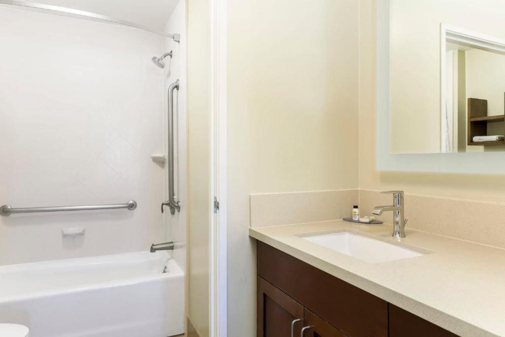 One-Bedroom Two Queen Suite with Sofa Bed room - Image 2