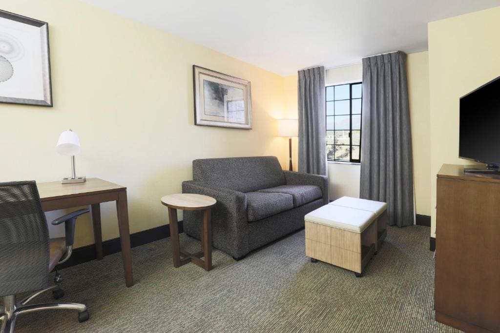 One-Bedroom Two Queen Suite with Sofa Bed room - Image 3