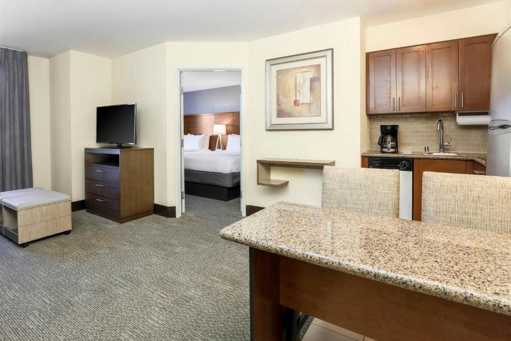 One-Bedroom Two Queen Suite with Sofa Bed room - Image 1