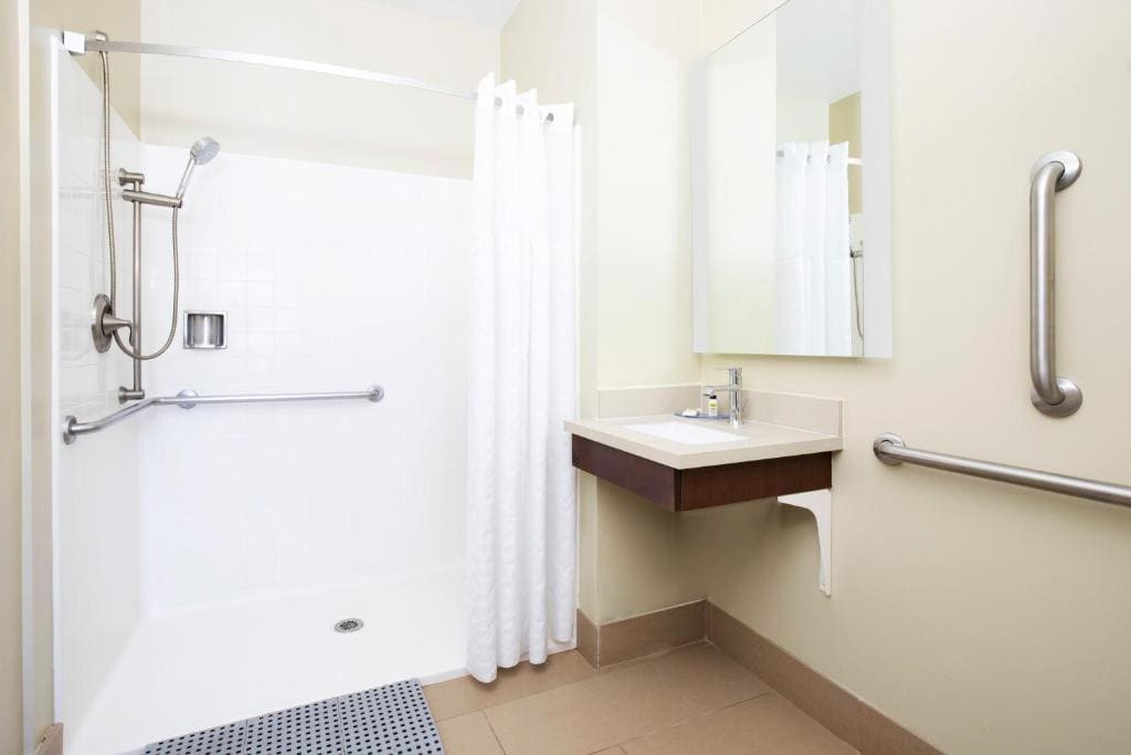 Queen Room with Accessible Roll In Shower - Non-Smoking room - Image 1