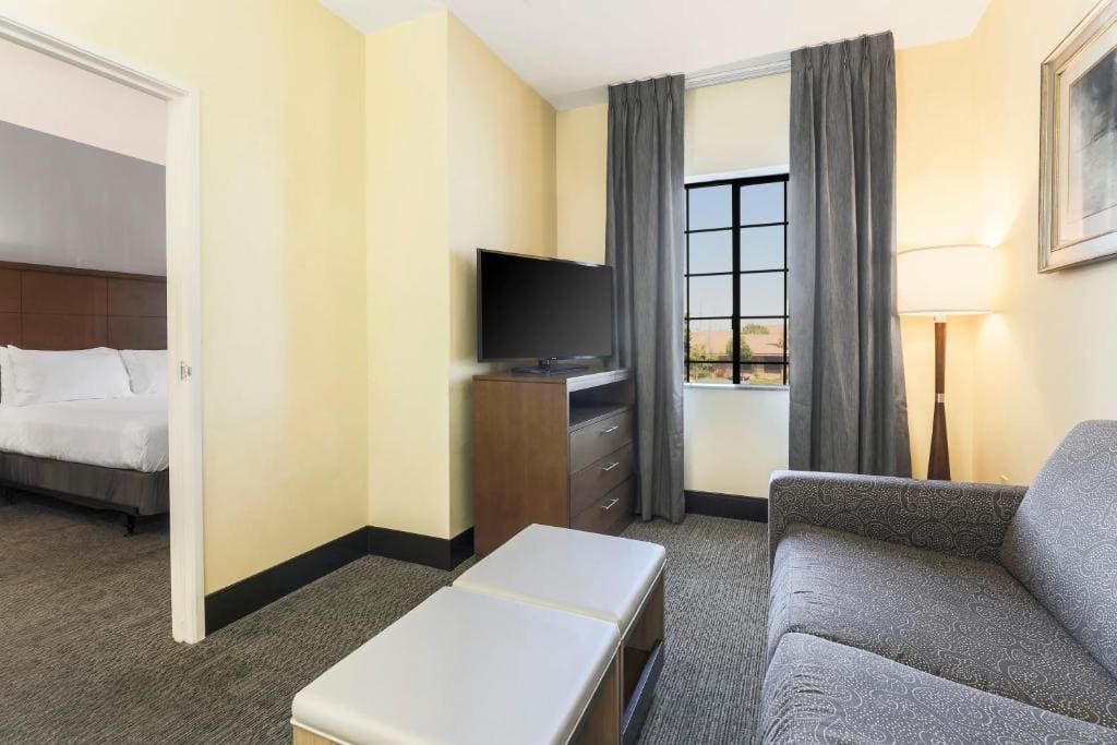 Queen Room with Accessible Roll In Shower - Non-Smoking room - Image 3