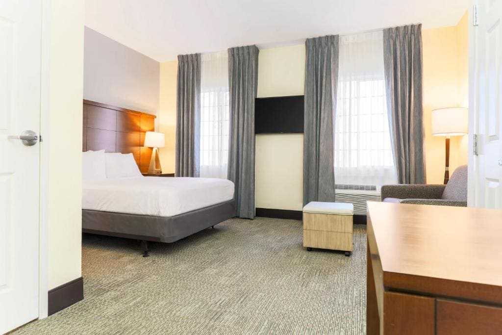 Queen Studio Suite with Tub - Disability Access/Non-Smoking room - Image 3
