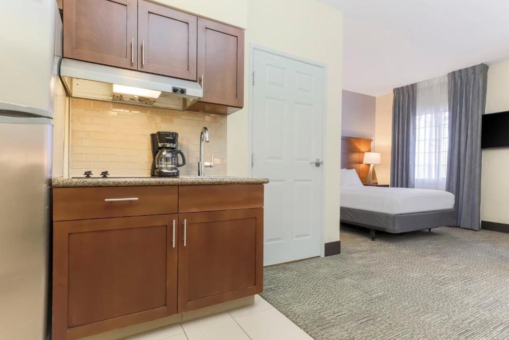 Queen Studio Suite with Tub - Disability Access/Non-Smoking room - Image 1