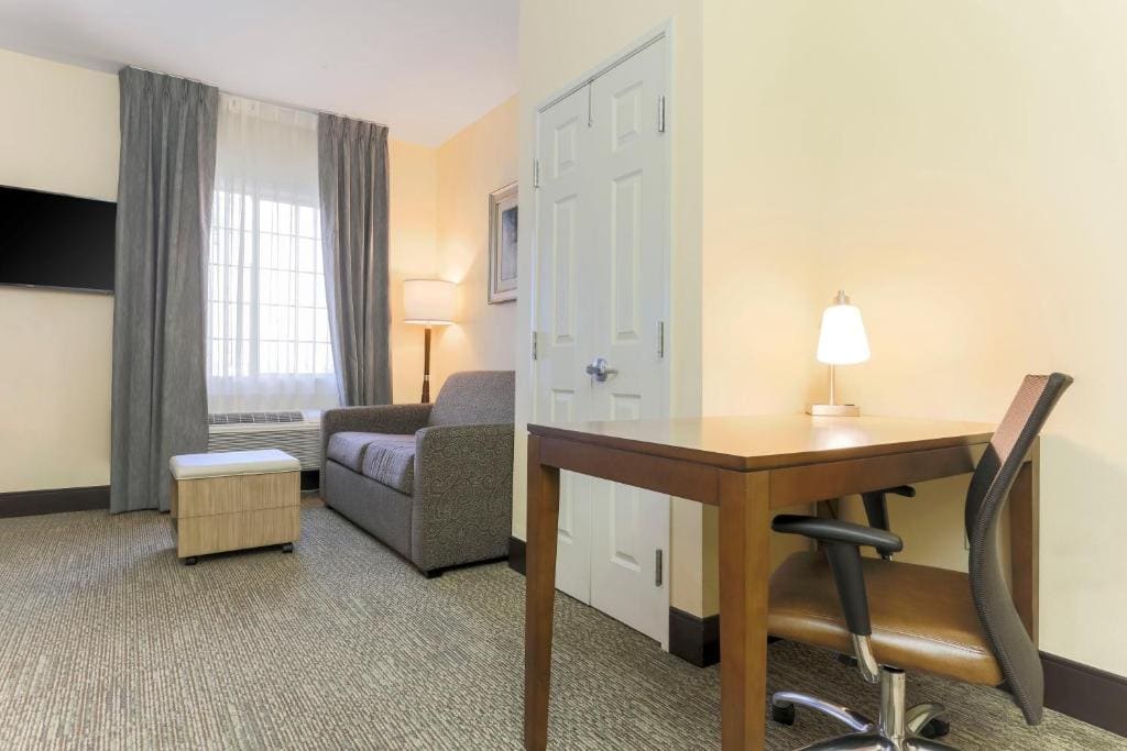 Queen Studio Suite with Tub - Disability Access/Non-Smoking room - Image 2