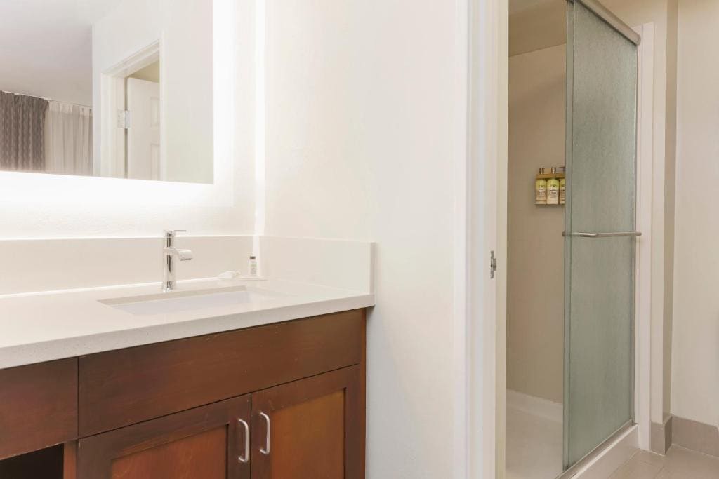 Two-Bedroom Suite with Bath Tub - Disability Access/Non-Smoking room - Image 1