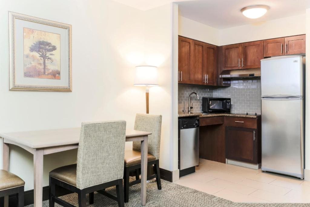 Two-Bedroom Suite with Bath Tub - Disability Access/Non-Smoking room - Image 2