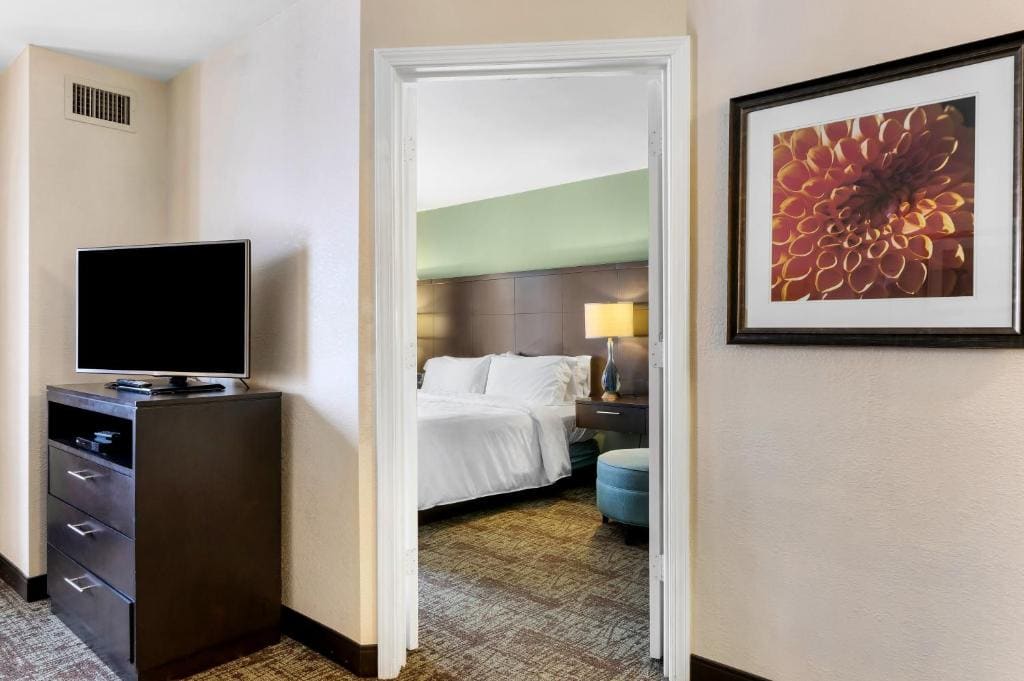 One-Bedroom Queen Room with Mobility Accessible Tub - Non-Smoking room - Image 1