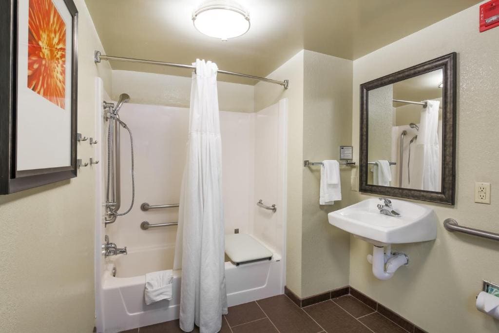 One-Bedroom Queen Room with Mobility Accessible Tub - Non-Smoking room - Image 2