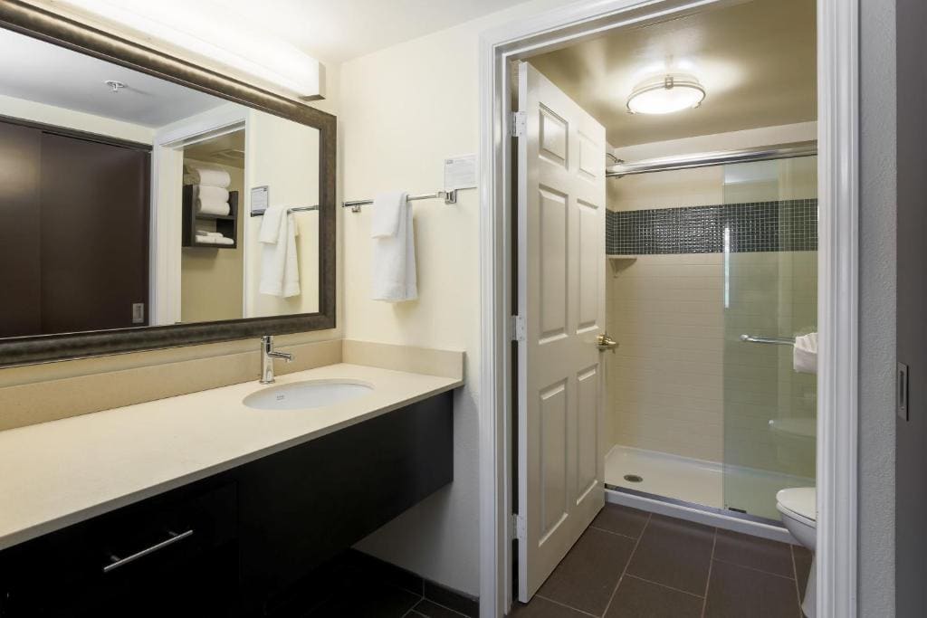 One-Bedroom Queen Suite room - Image 3