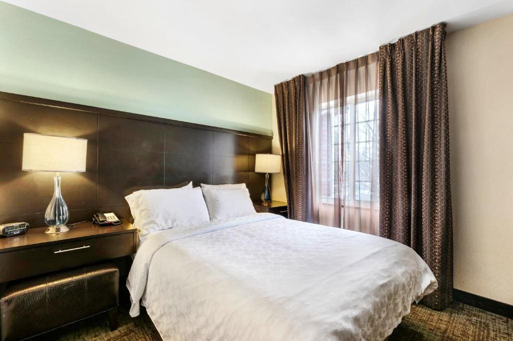 Two-Bedroom Suite with Oner King Bed and One Queen Bed room - Image 2