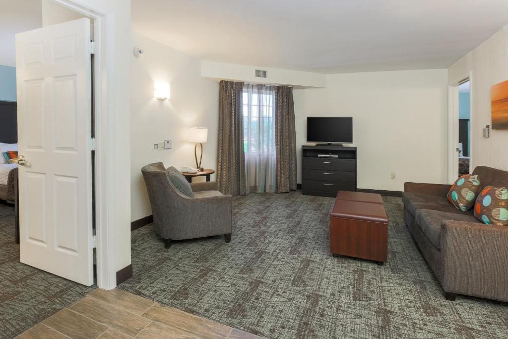 Two-Bedroom Suite with Oner King Bed and One Queen Bed room - Image 3